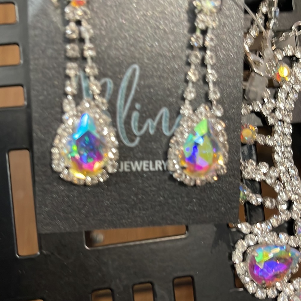 Iridescent Rhinestone Necklace Set - Picture 4 of 4